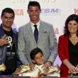 Cristiano Ronaldo ritira scarpa d'oro, il figlio... 4