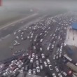 Traffico record in Cina, non bastano 50 corsie (3)