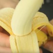ecco come aprire una banana senza spappolarla