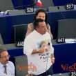 YOUTUBE Buonanno, t-shirt "Merkel ha fallit" a Parlamento Ue