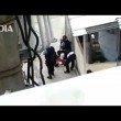 VIDEO YOUTUBE Poliziotti alterano scena del delitto 01