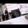 VIDEO YOUTUBE Poliziotti alterano scena del delitto 02