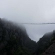 Nebbia sul ponte sospeso a 1000 metri: passeggiata nel nulla 02