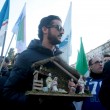 Rozzano, proteste davanti scuola con Salvini11