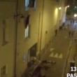YOUTUBE - Attentati Parigi: donna incinta appesa al balcone04