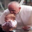 Bambina con tumore "guarita" da bacio di Papa Francesco