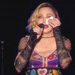 VIDEO YOUTUBE Attentati Parigi, Madonna piange sul palco