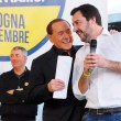 Salvini: selfie con la bella leghista, ma la mano... FOTO
