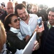 Salvini: selfie con la bella leghista, ma la mano... FOTO