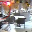YOUTUBE Parigi, attacco pizzeria: Salah spara, tutti in fuga