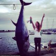 FOTO Cavalca tonno rosso con una bottiglia di vino in mano