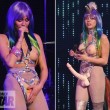 Miley Cyrus in topless al concerto fa vedere
