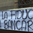 YOUTUBE Arezzo, risparmiatori assediano Banca Etruria
