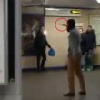 YOUTUBE Tenta di sgozzare uomo in metro Londra 2