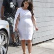 La Kardashian a poche ore dal parto. Come si nota nella foto publbicata dal Daily Mail ha, Kim ha le gambe gonfie