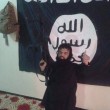 FOTO Il nano Isis in posa col mitra: è alto il doppio di lui01