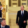 YOUTUBE Putin, la camminata da pistolero: Kgb, non Parkinson