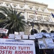 Salva banche, protesta risparmiatori vicino Bankitalia FOTO 7