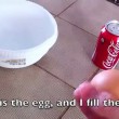 YOUTUBE Uovo immerso nella Coca Cola: ecco cosa succede 01