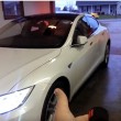 Auto elettrica Tesla entra ed esce da garage da sola2