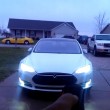 Auto elettrica Tesla entra ed esce da garage da sola