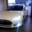 Auto elettrica Tesla entra ed esce da garage da sola3