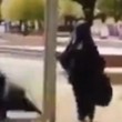 Donna in burqa sbatte contro palo e cade a terra3