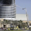 Dubai, selfie davanti all'Adress Downtown Hotel in fiamme6