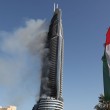 Dubai, selfie davanti all'Adress Downtown Hotel in fiamme9