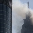 Dubai, selfie davanti all'Adress Downtown Hotel in fiamme8