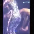 Jennifer Lopez, lato B in mostra la tutina si strappa5