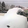 Parabrezza ricoperto di neve mentre guida, multato