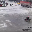 YOUTUBE Cina, camion travolge tre ragazze in scooter: illese 3