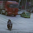 YOUTUBE Cina, camion travolge tre ragazze in scooter: illese 4