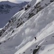 Snowboarder con la valanga che lo "insegue" 2