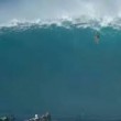 Surfista cavalca El Niño e cade giù5
