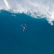 Surfista cavalca El Niño e cade giù6