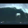 Surfista cavalca El Niño e cade giù