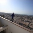 Parkour a Dubai: ragazzo corre su cornicione4