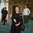 Angelina Jolie-Brad Pitt, un milione per un bimbo cambogiano5