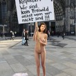 nuda contro molestie sessuali8