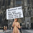 nuda contro molestie sessuali3