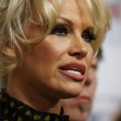 Pamela Anderson contro foie gras produttori protestano2