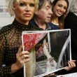 Pamela Anderson contro foie gras produttori protestano4