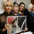 Pamela Anderson contro foie gras produttori protestano8