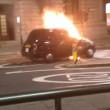 Taxi prende fuoco in strada a Londra2