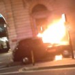 Taxi prende fuoco in strada a Londra
