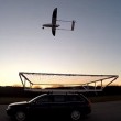 YOUTUBE Drone telecomandato atterra sul tetto di un auto
