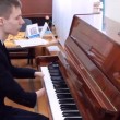 YOUTUBE Alexey non ha le mani e suona il piano3