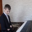 YOUTUBE Alexey non ha le mani e suona il piano2